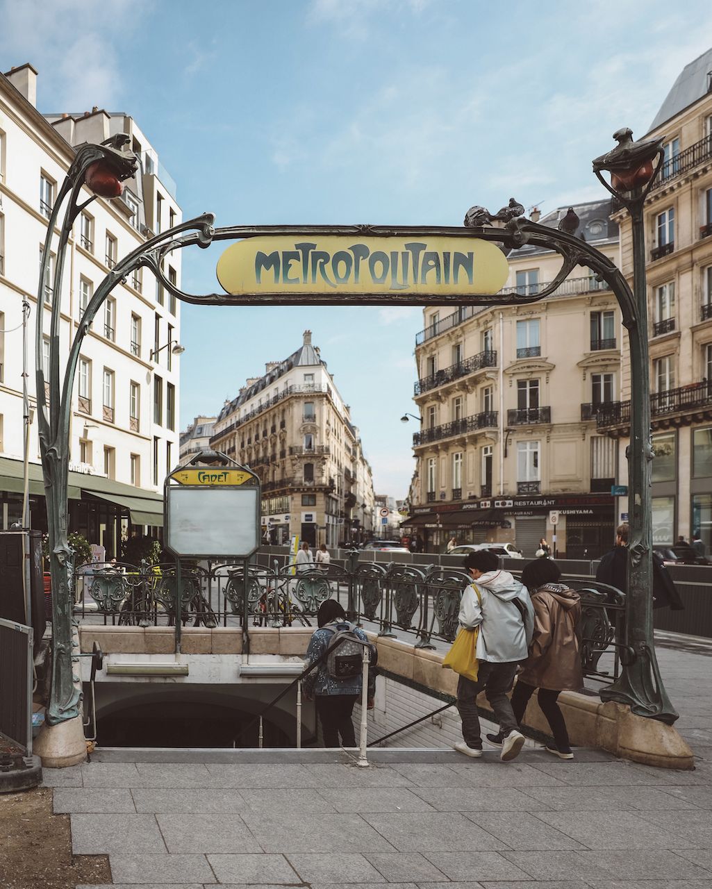 Une entrée de métro parisien traditionnelle - Paris - France