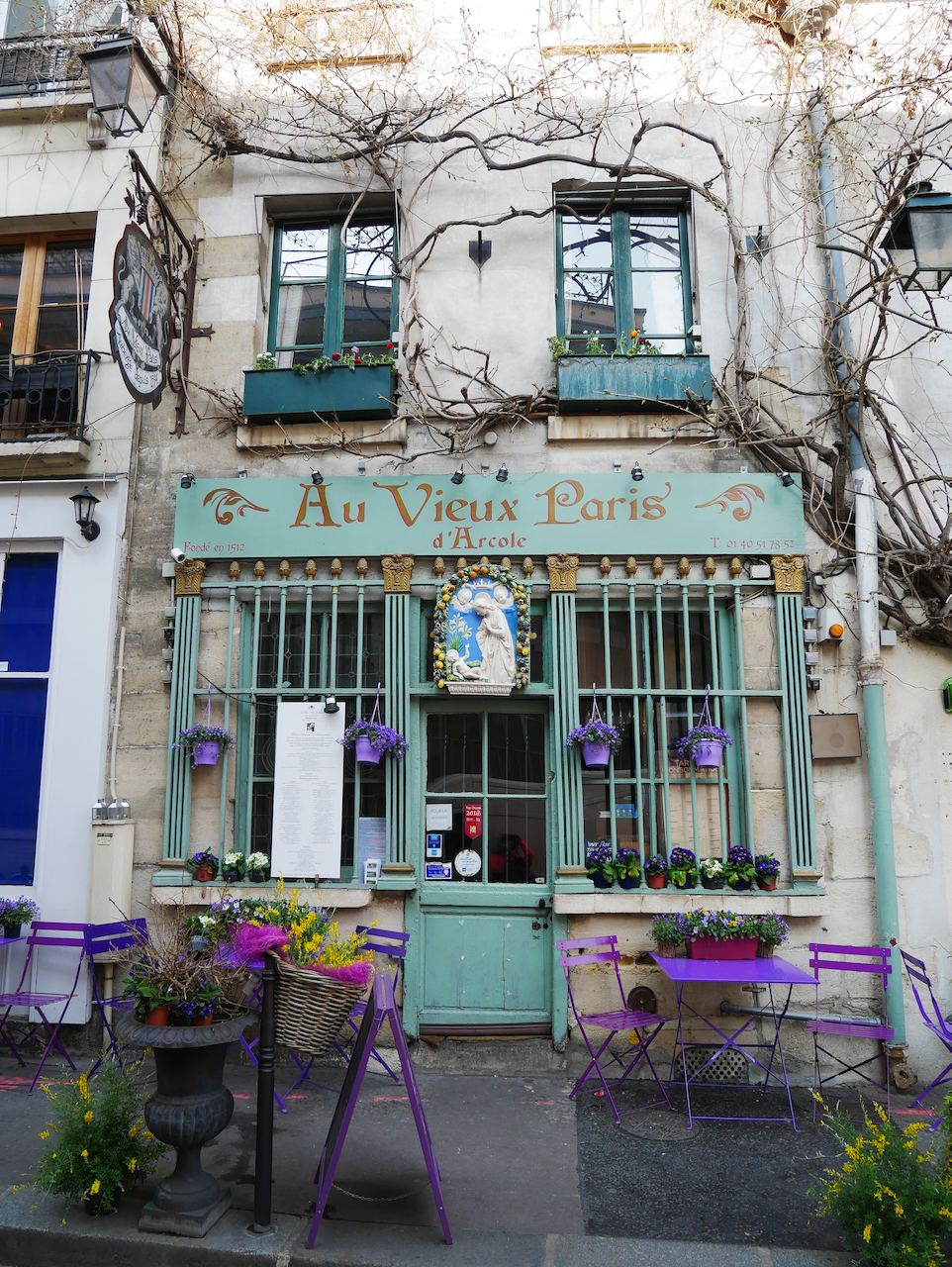 Facade du restaurant au Vieux Paris d'Arcole - Paris - France