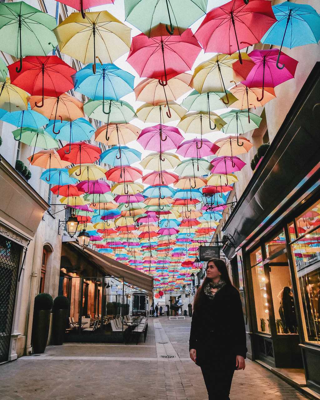Tunnel de parapluies colorés près de la place Vendome - Paris - France