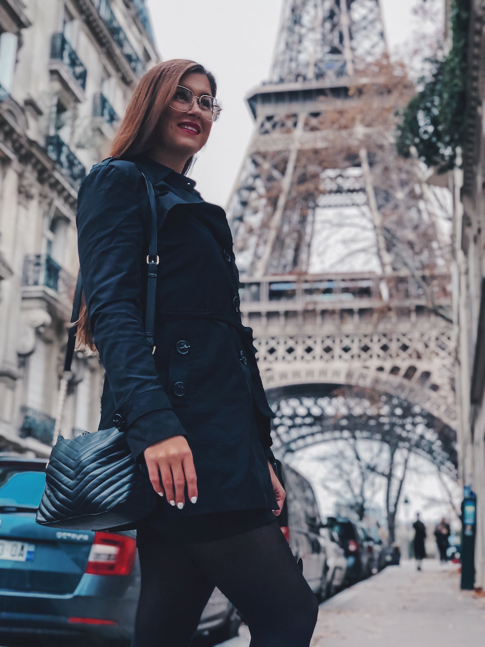Une femme posant devant la tour Eiffel - Paris - France