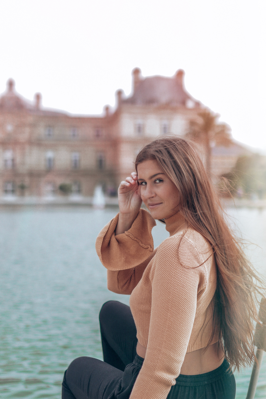 Woman posing in Jardin du Luxembourg - Paris - France