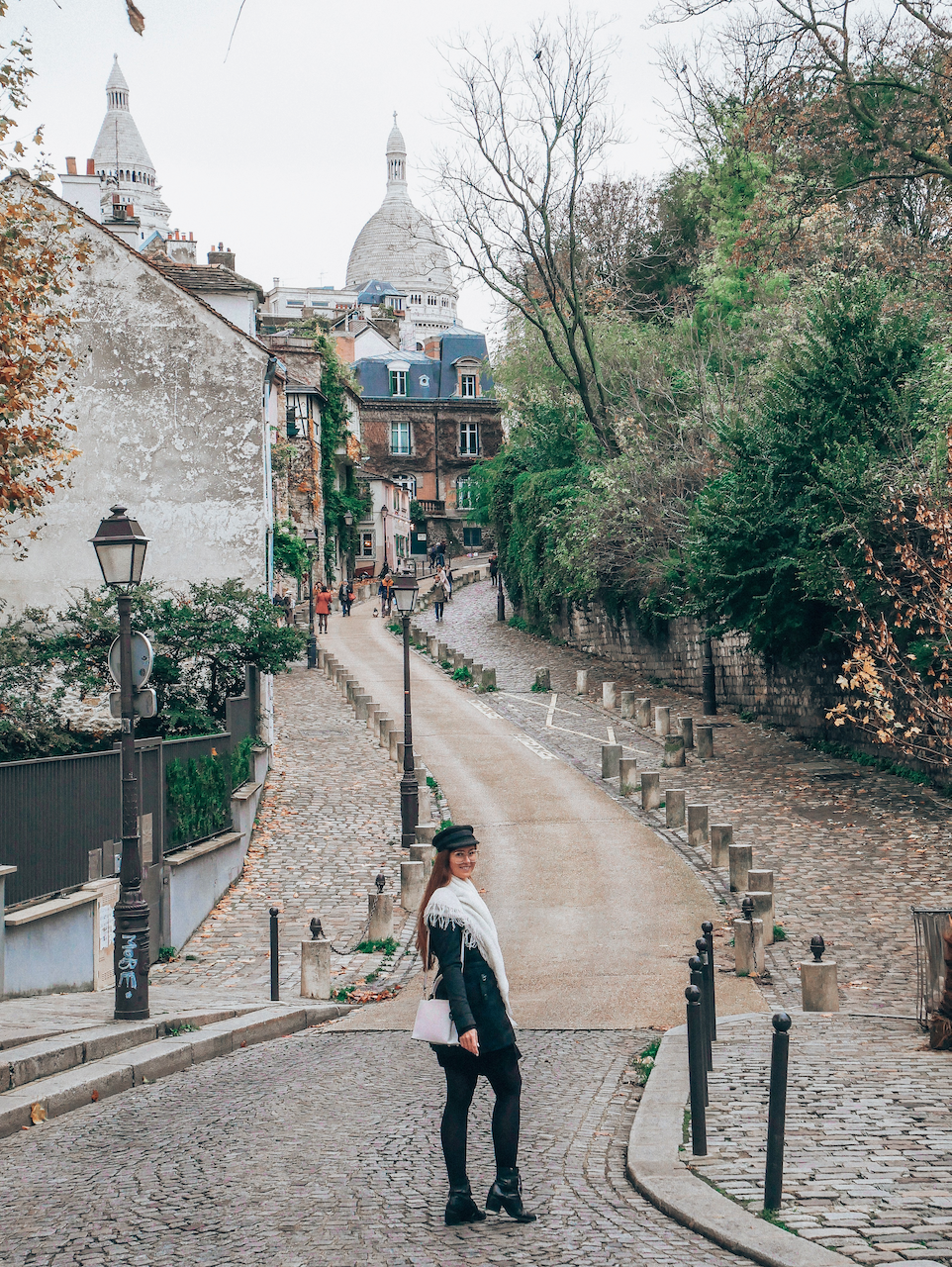 Femme marchant dans la rue de l'Abreuvoir - Montmartre - Paris - France