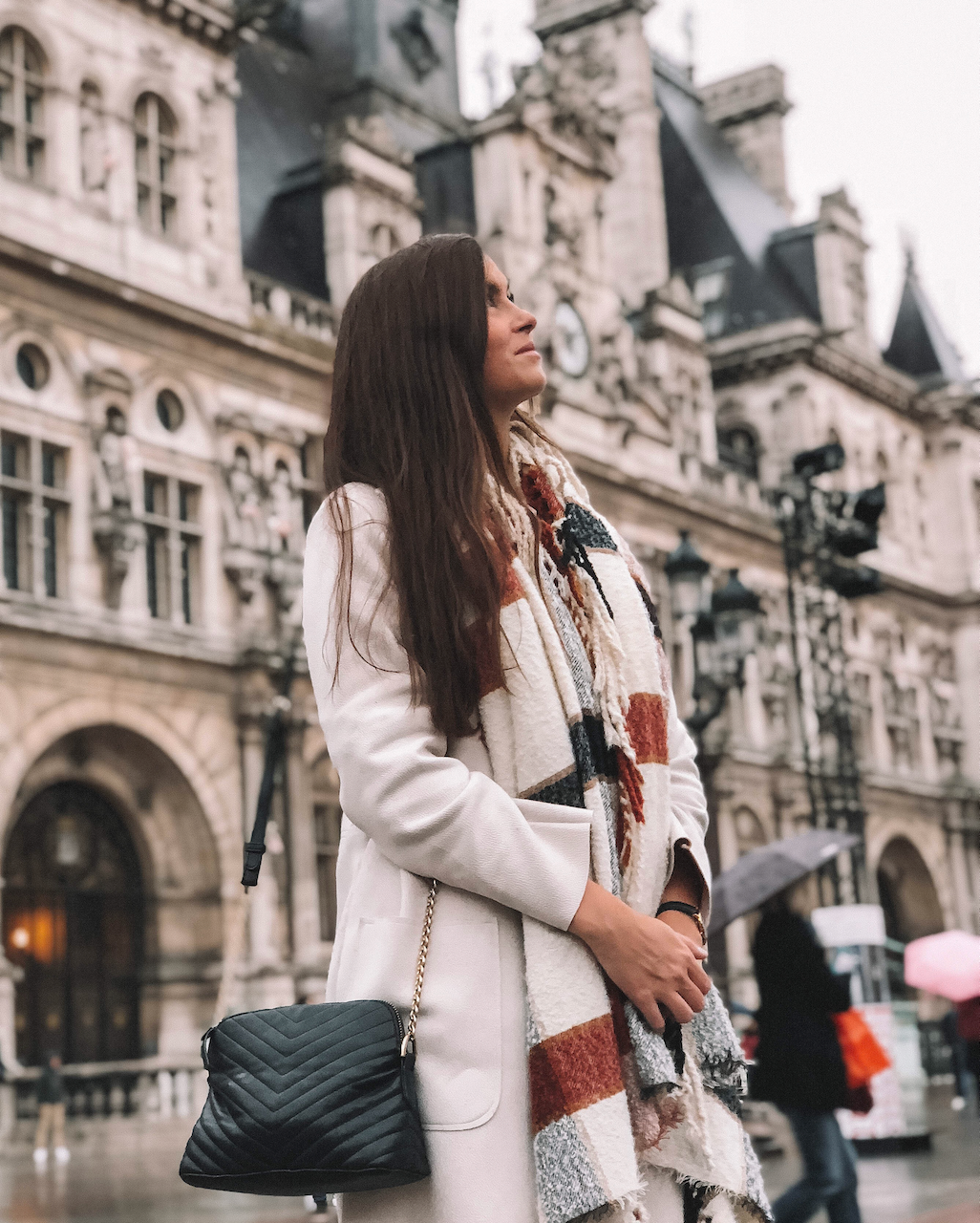 Jeune femme posant devant l'hôtel de ville - Paris - France
