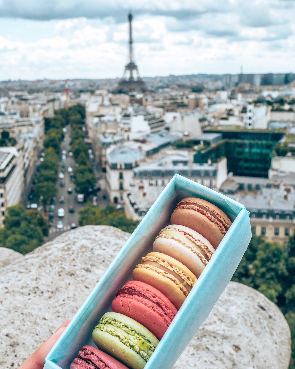Boîte de macarons Ladurée au sommet de l'arc-de-triomphe avec vue sur la Tour Eiffel - Paris - France