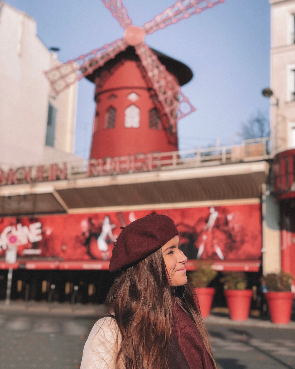 Portrait de femme devant le Moulin Rouge - Paris - France