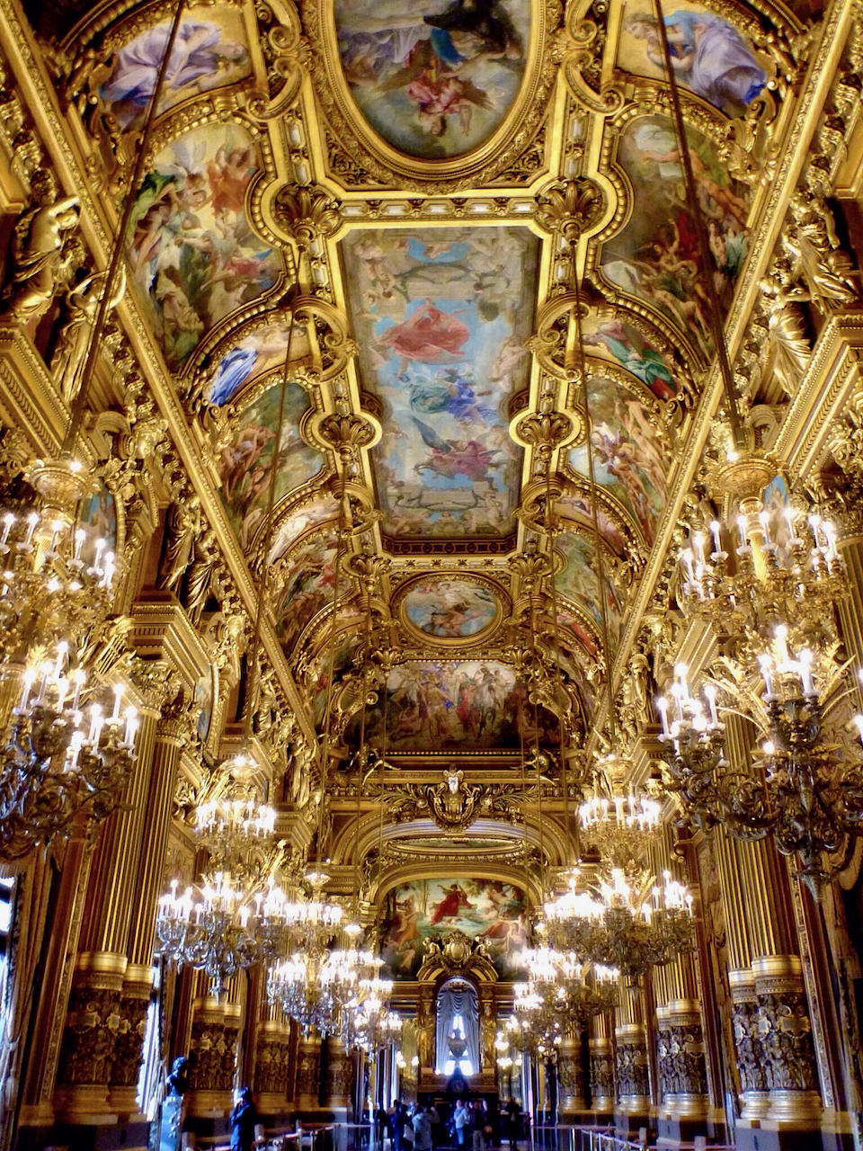 Les détails du plafond du hall de réception à l'opéra Garnier - Paris - France