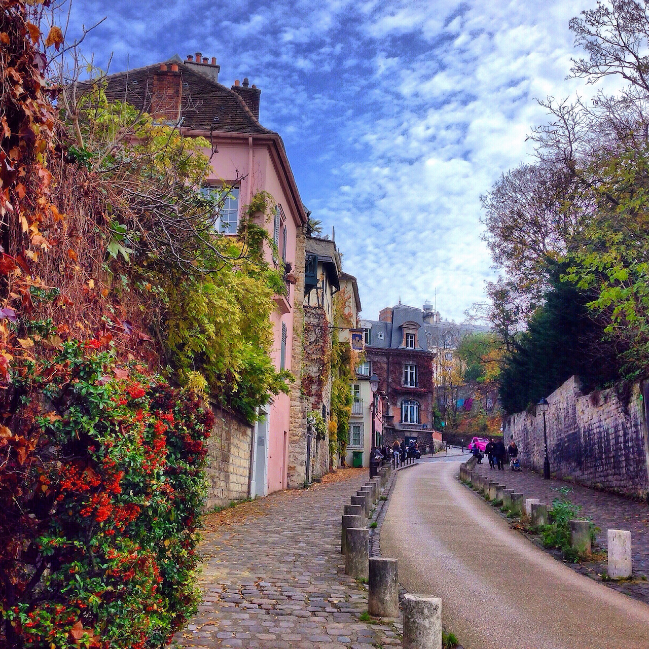Rue Cortot pendant l'automne - Montmartre - Paris - France