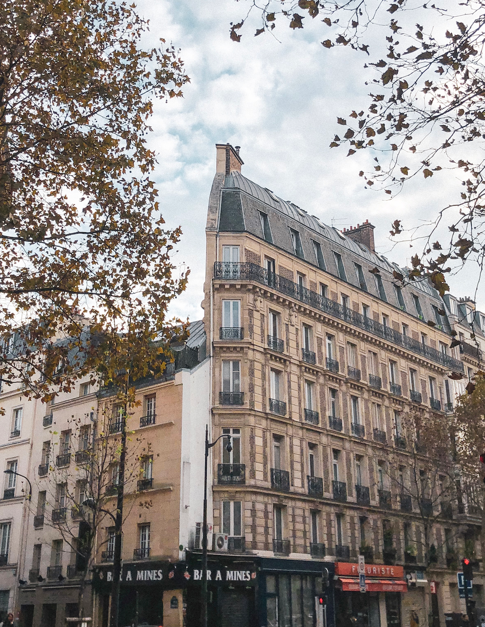 Un immeuble parisien qui semble être coupé en deux - Paris - France