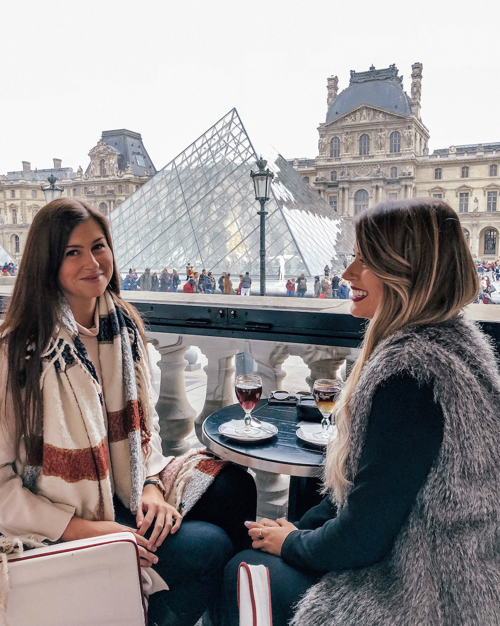 Deux soeurs au café Marly - Paris - France