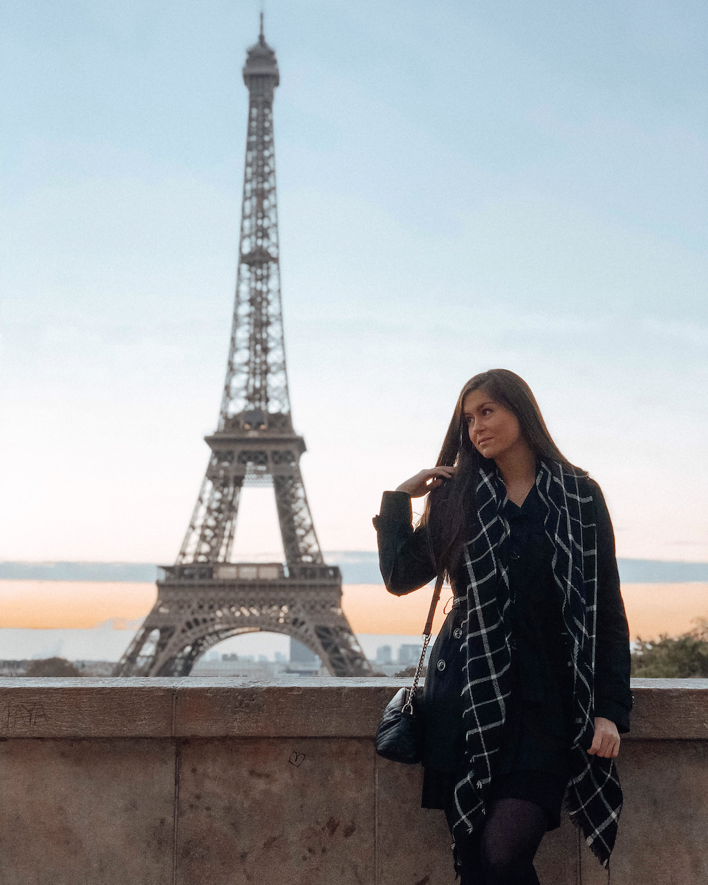 Femme posant à la place du Trocadéro au lever du soleil - Paris - France