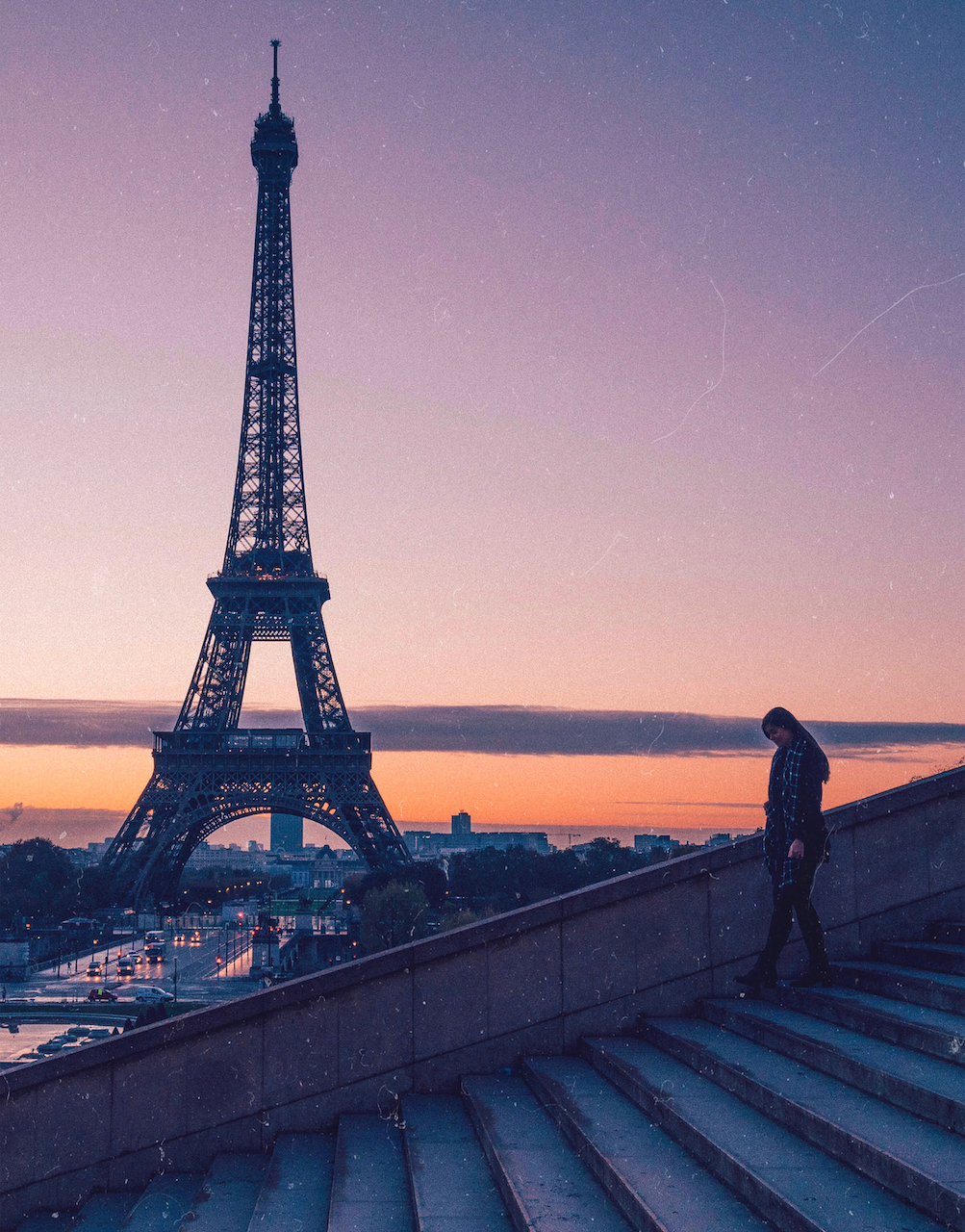 La Tour Eiffel au lever du soleil avec un ciel violet - Paris - France