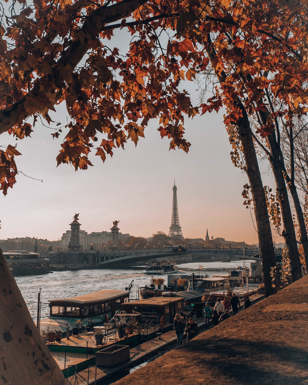 La tour Eiffel et la Seine avec des couleurs automnales - Paris - France