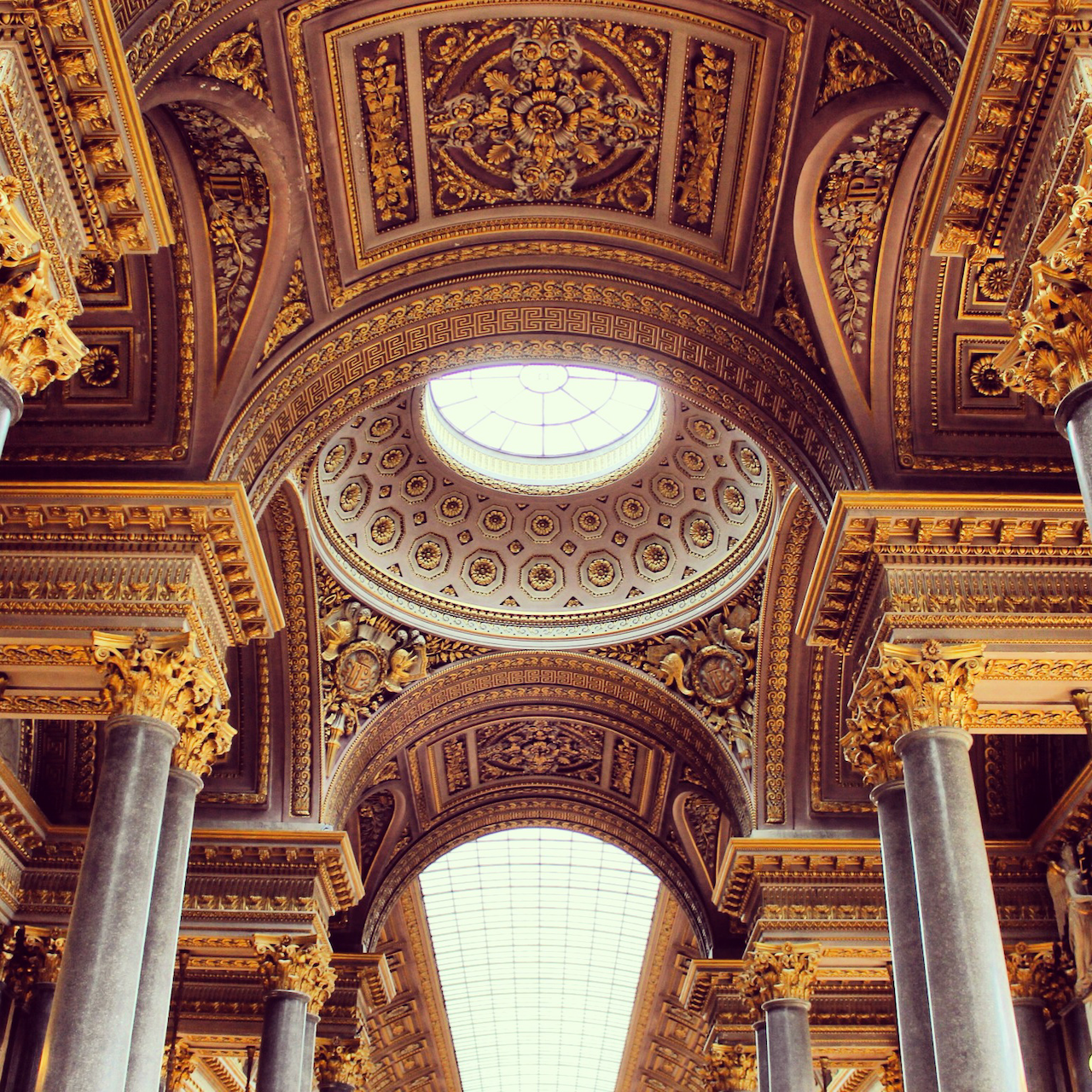 Les détails du plafond au musée du Louvre - Paris - France