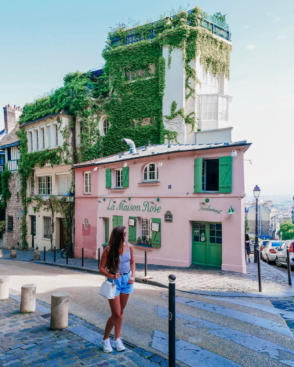 Jeune femme posant devant la Maison Rose - Montmartre - Paris - France