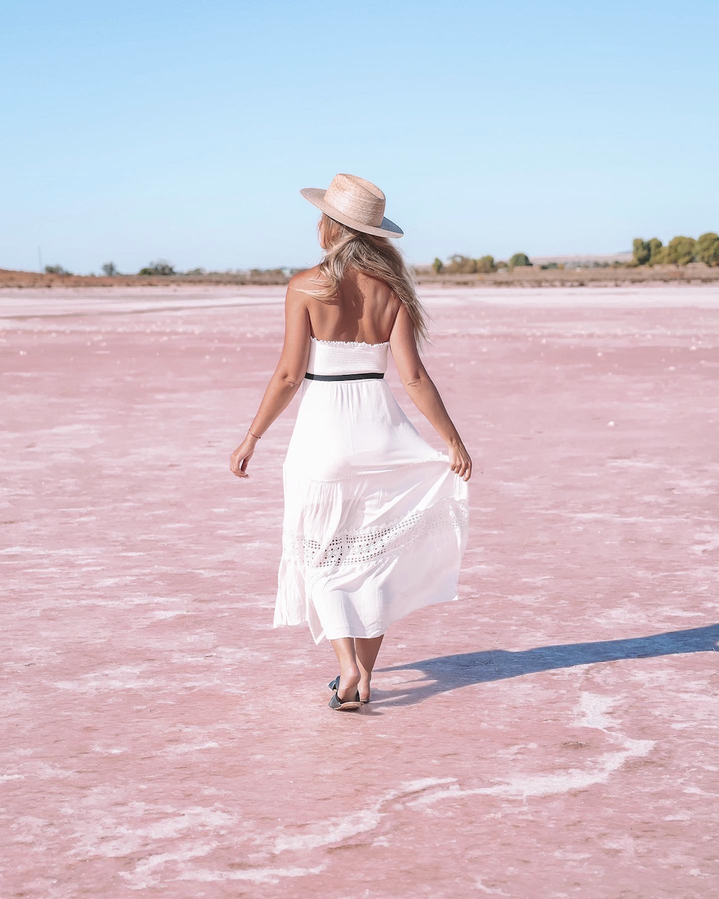 Femme blonde marchant sur le lac Bumbunga - South Australia (SA) - Australie