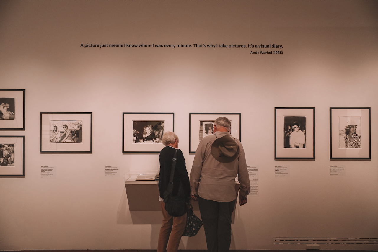 Vieux couple en train de regarder l'exposition sur Andy Warhol - Adélaïde - South Australia (SA) - Australie