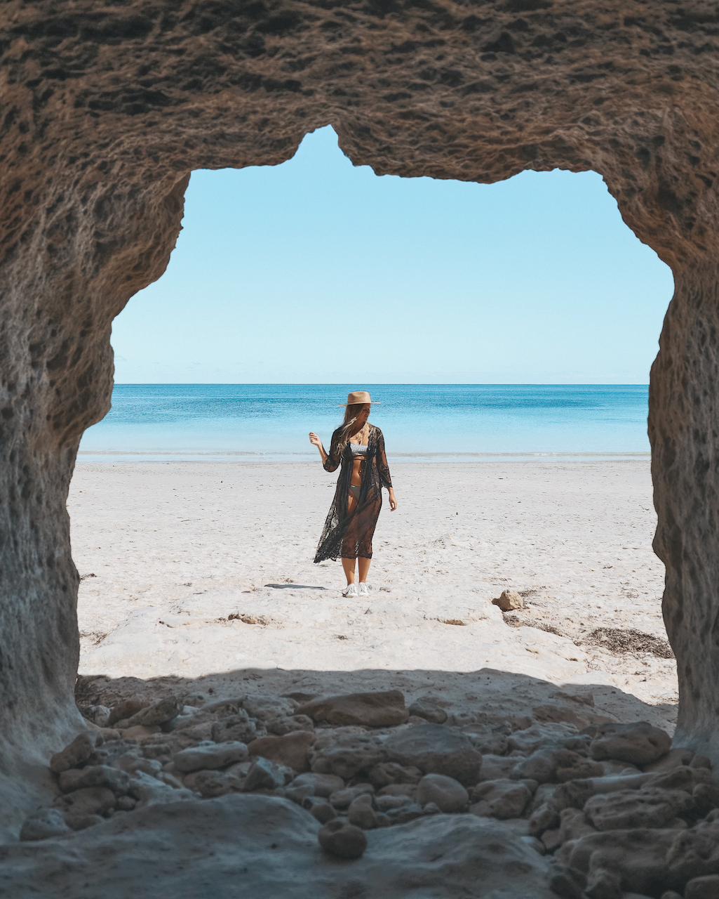 Une femme vue à travers les grottes de Port Willunga - McLaren Vale - South Australia (SA) - Australie