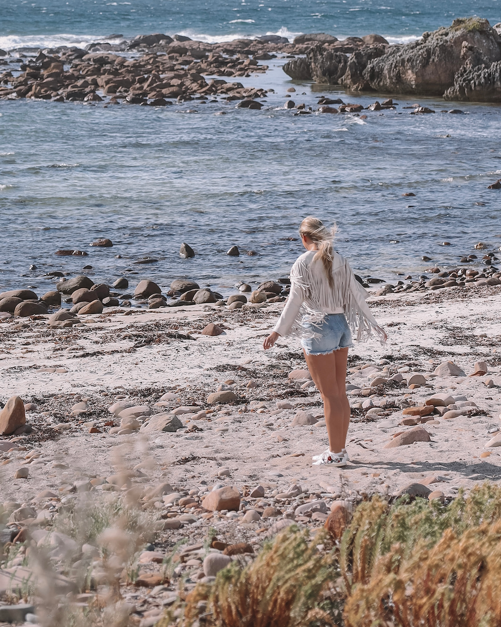 Femme marchant sur la plage de Stokes Bay - Kangaroo Island - South Australia (SA) - Australie