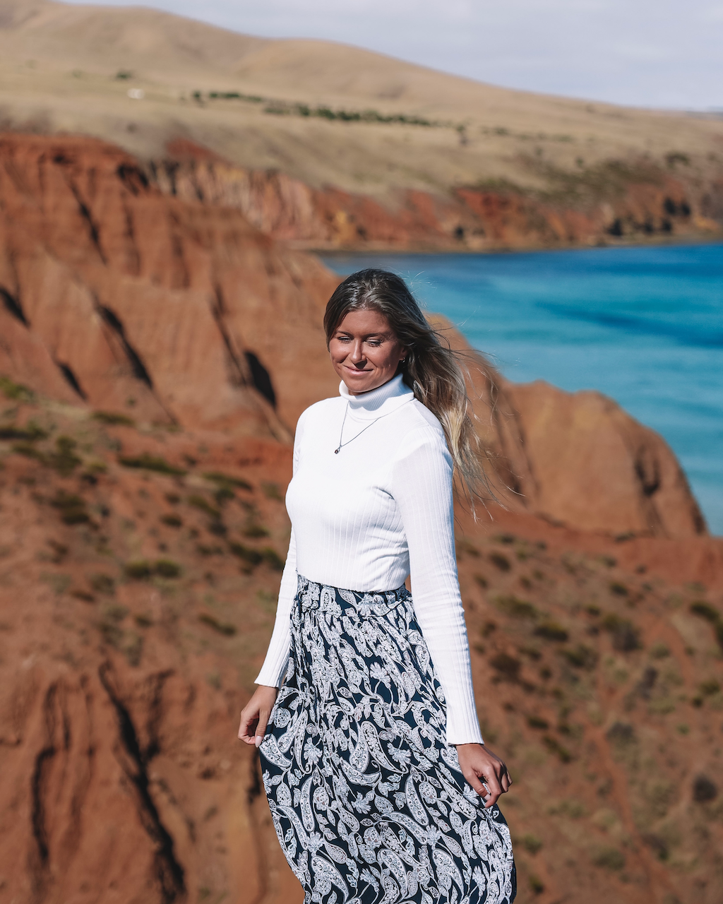 Femme posant devant les falaises rouges de Sellicks Beach - McLaren Vale - South Australia (SA) - Australie