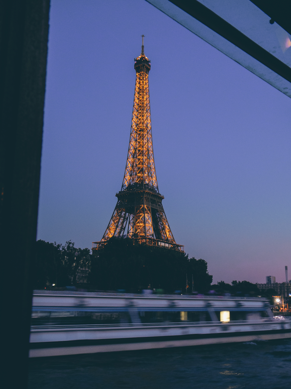 La Tour Eiffel vu depuis le bateau-mouche le Calife - Paris - France