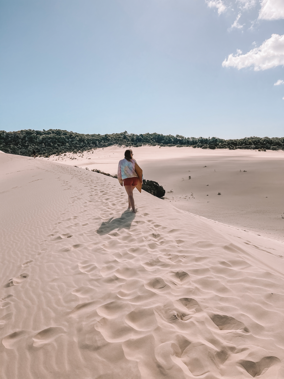 Mon amie qui marche sur les dunes de sable - Île de Moreton - Queensland - Australie