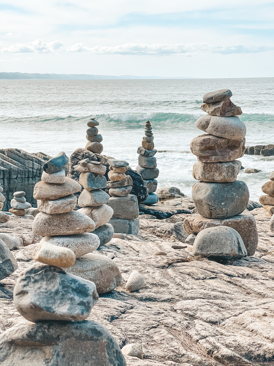 Des petits inukshuks sur la plage - Noosa - Queensland - Australie