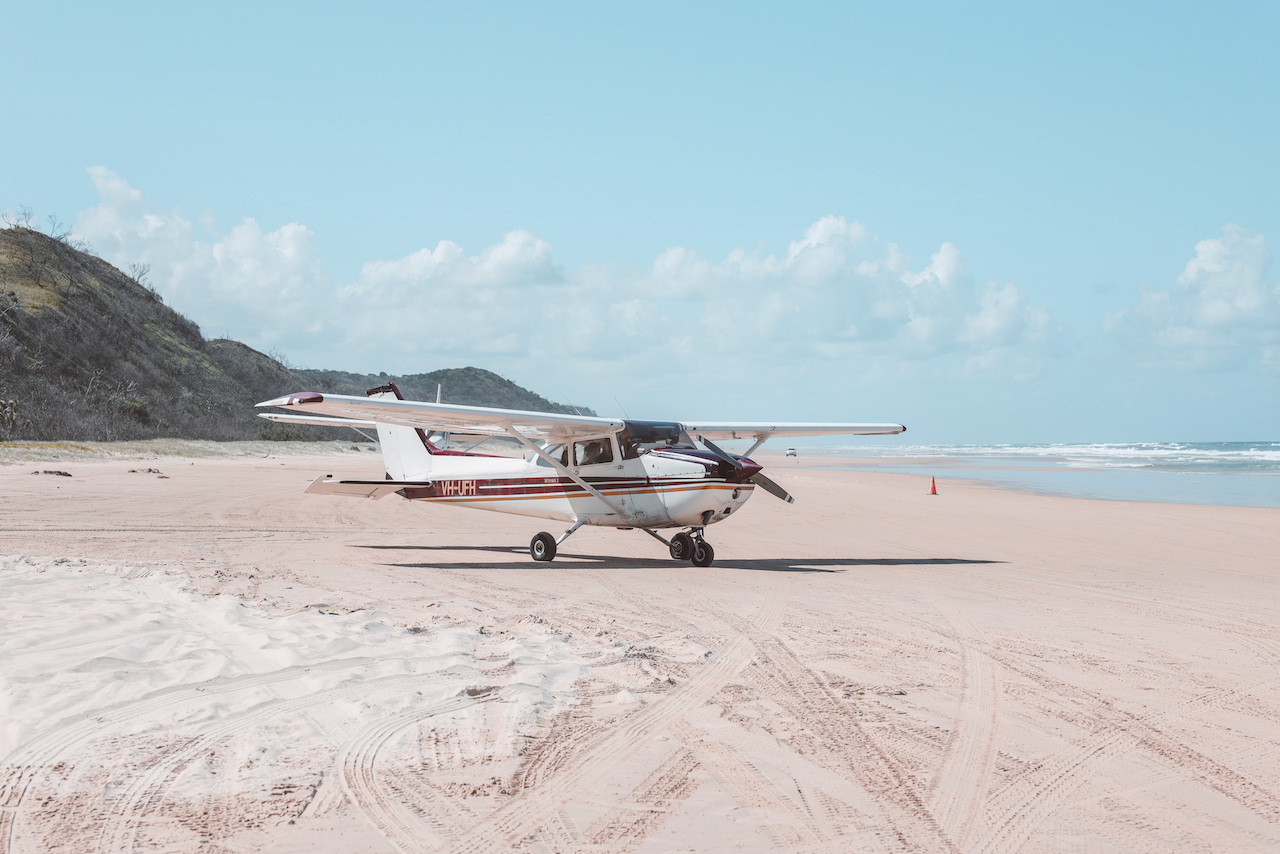 Petit avion sur la plage de 75-Mile Beach - K'gari (Île Fraser) - Queensland - Australie