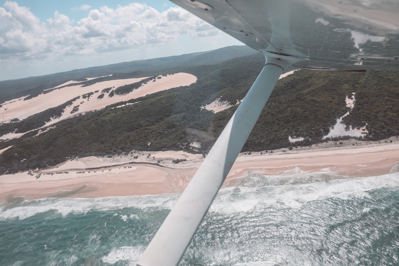 La plage 75-Mile Beach vue des airs - K'gari (Île Fraser) - Queensland - Australie