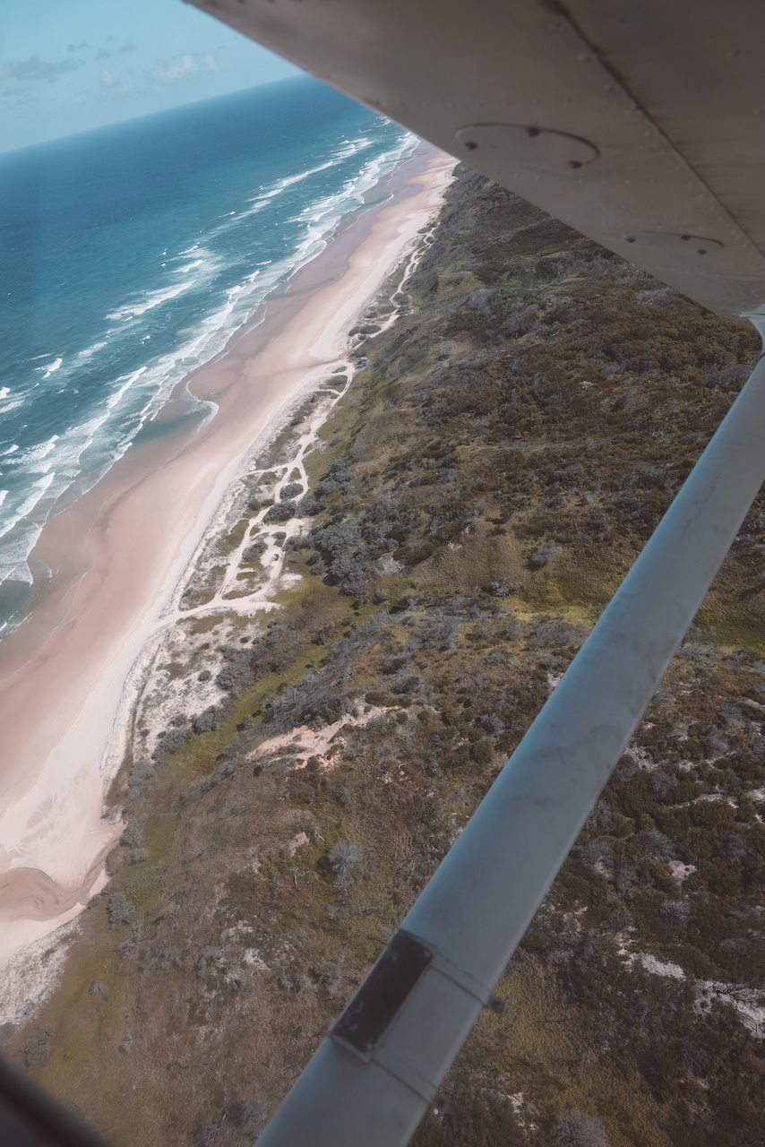 Vue de l'aile de l'avion et de Seventy-Five Mile Beach - K'gari (Île Fraser) - Queensland - Australie