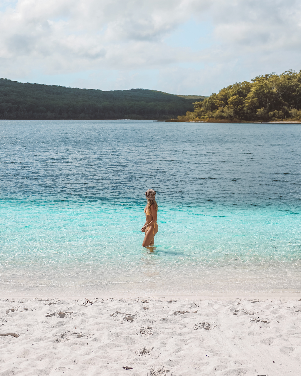 Jeune femme se baignant dans l'eau bleue turquoise du lac McKenzie's - K'gari (Île Fraser) - Queensland - Australie