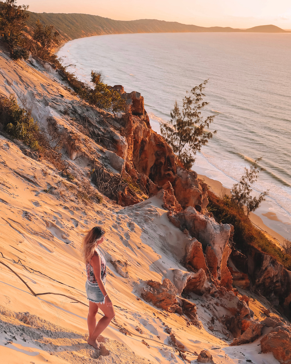 Jeune femme posée au lever du soleil à Carlo Sand Blo - K'gari (Île Fraser) - Queensland - Australie