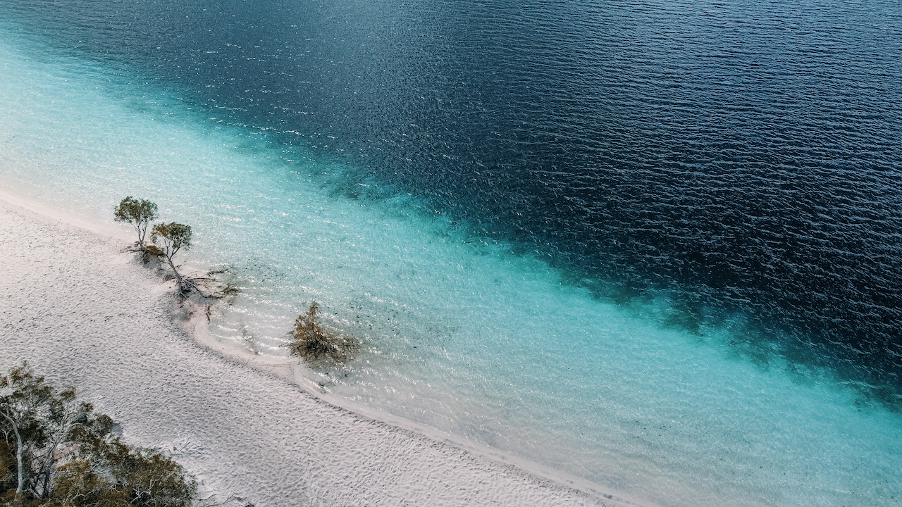 Le lac de Mckenzie (Boorangoora) capturé par drone - K'gari (Île Fraser) - Queensland - Australie