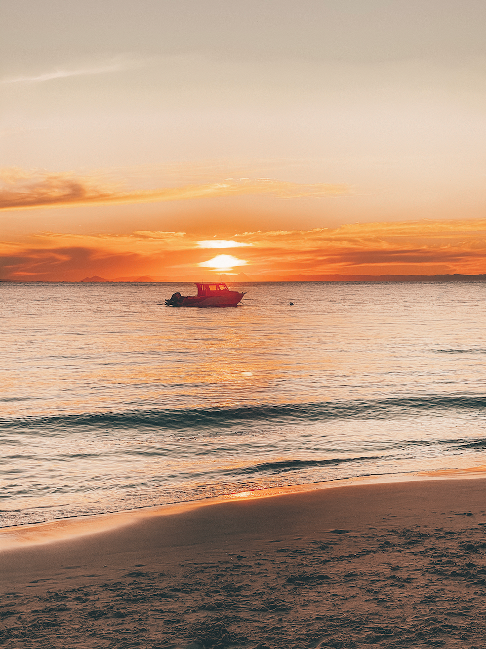 Petit bateau de pêche au coucher de soleil - Île de Moreton - Queensland - Australie