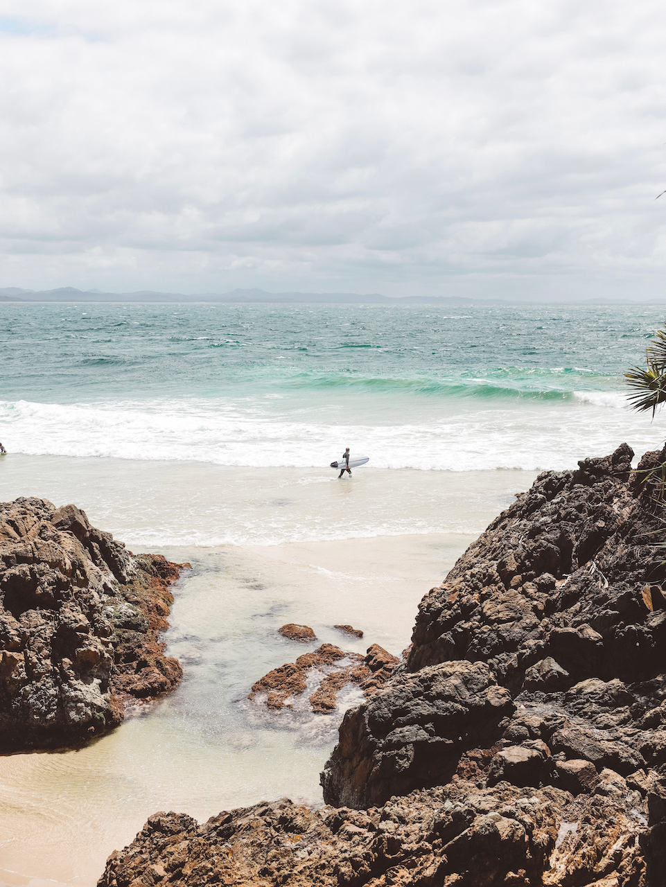 Un surfer qui se met à l'eau - The Pass - Byron Bay - New South Wales - Australie