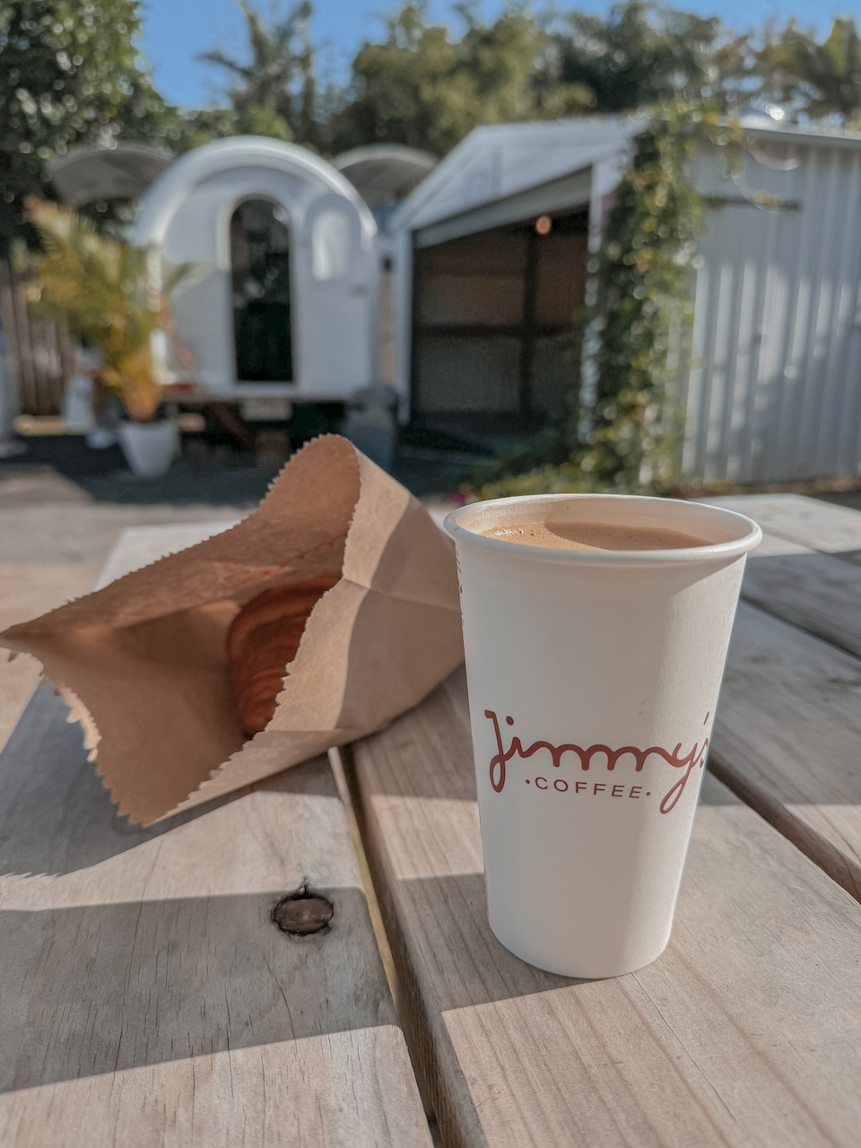 Café et croissant chez Jimmy's Coffee - Byron Bay - New South Wales - Australie