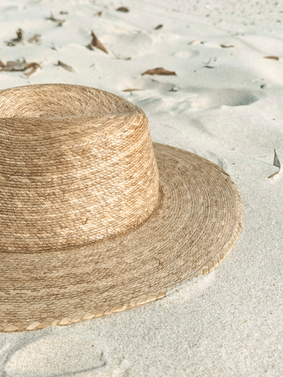 Un chapeau de paille dans le sable - Plage de Belongil - Byron Bay - New South Wales - Australie