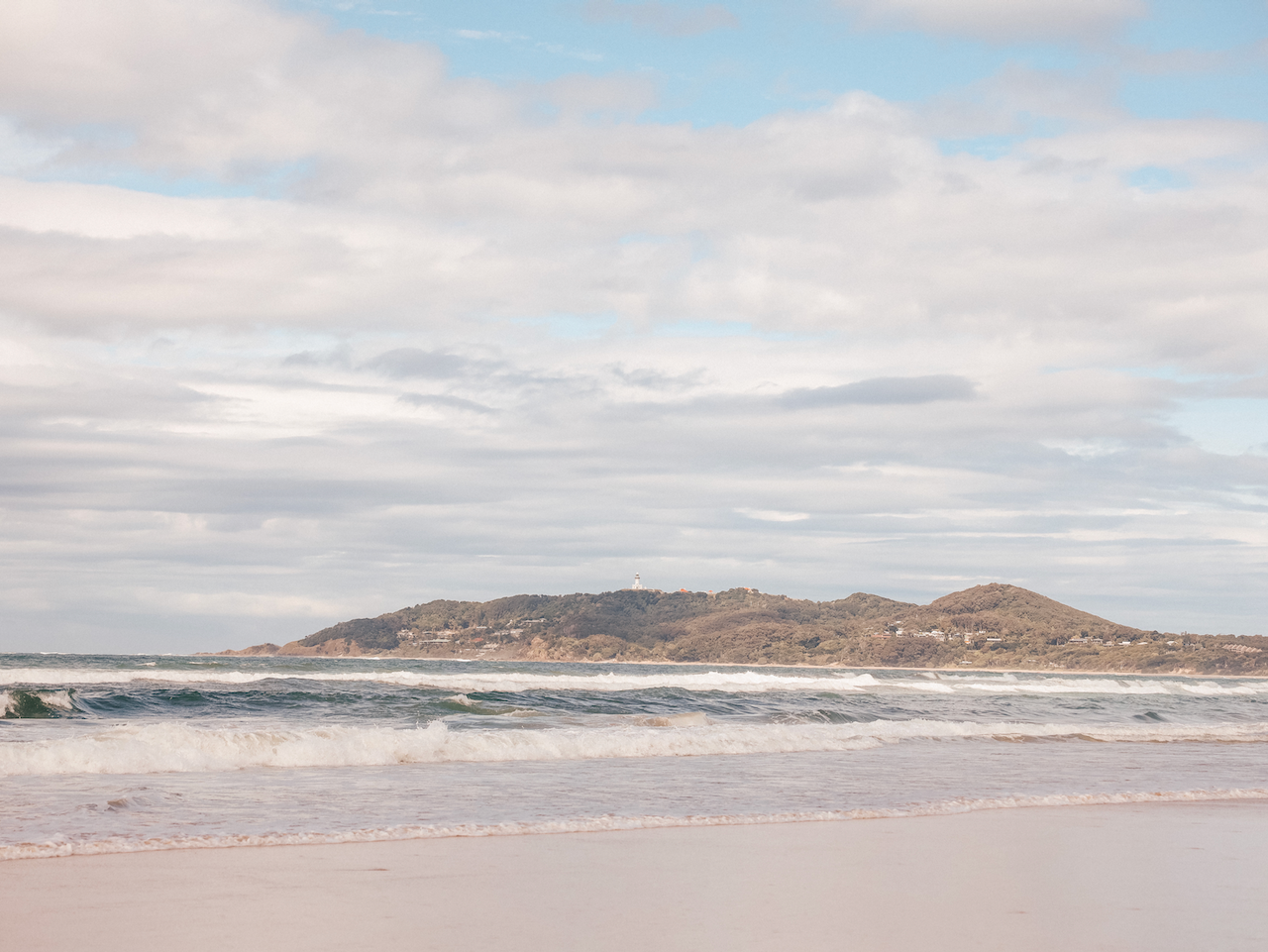 Le phare du Cape Byron vu depuis Belongil Beach - Byron Bay - New South Wales - Australie