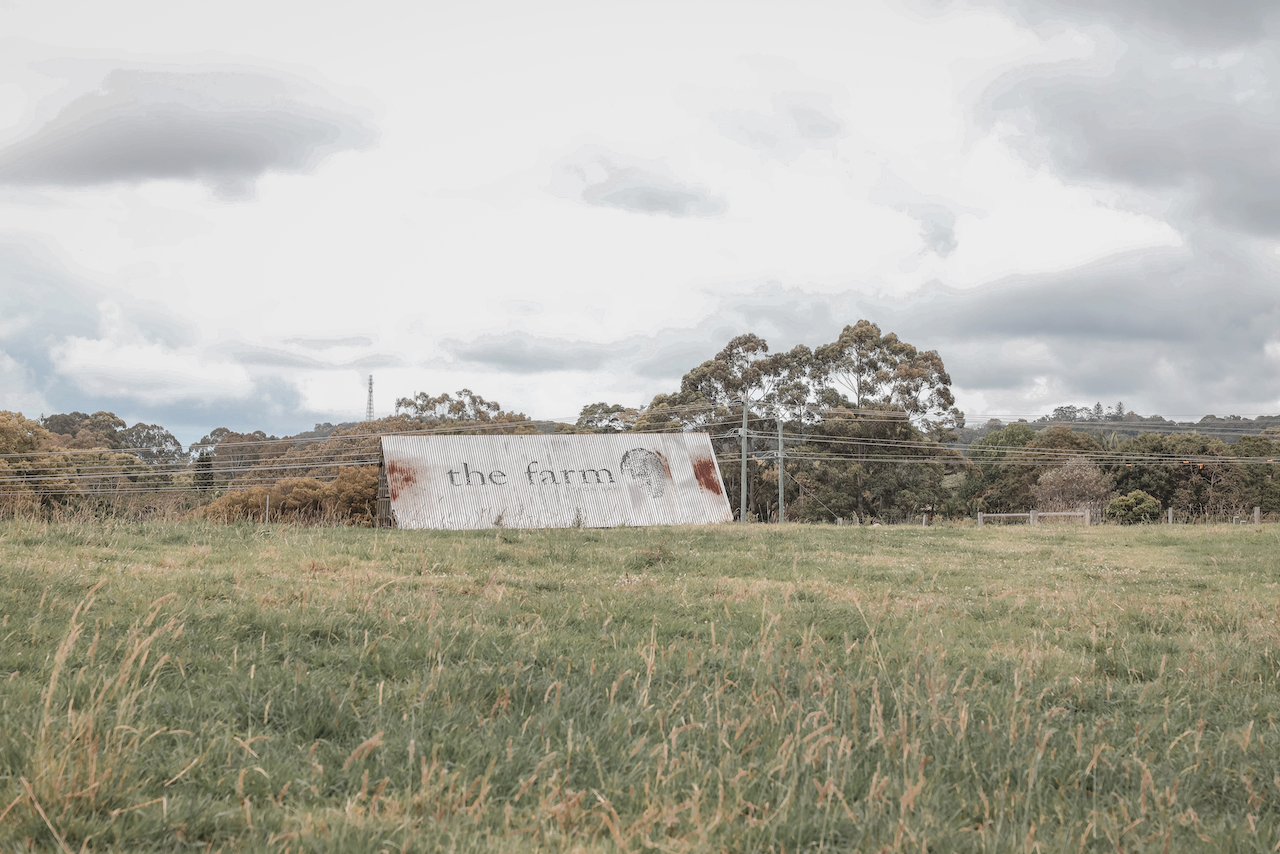 Panneau indiquant The Farm dans les champs - Byron Bay - New South Wales - Australie