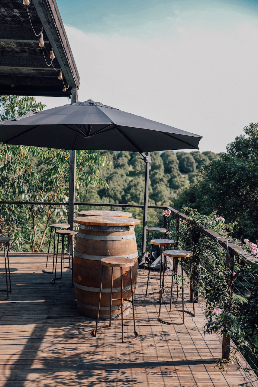 La terrace magnifique et ses barils de bois - Distillerie de Cape Byron - Byron Bay - New South Wales - Australie