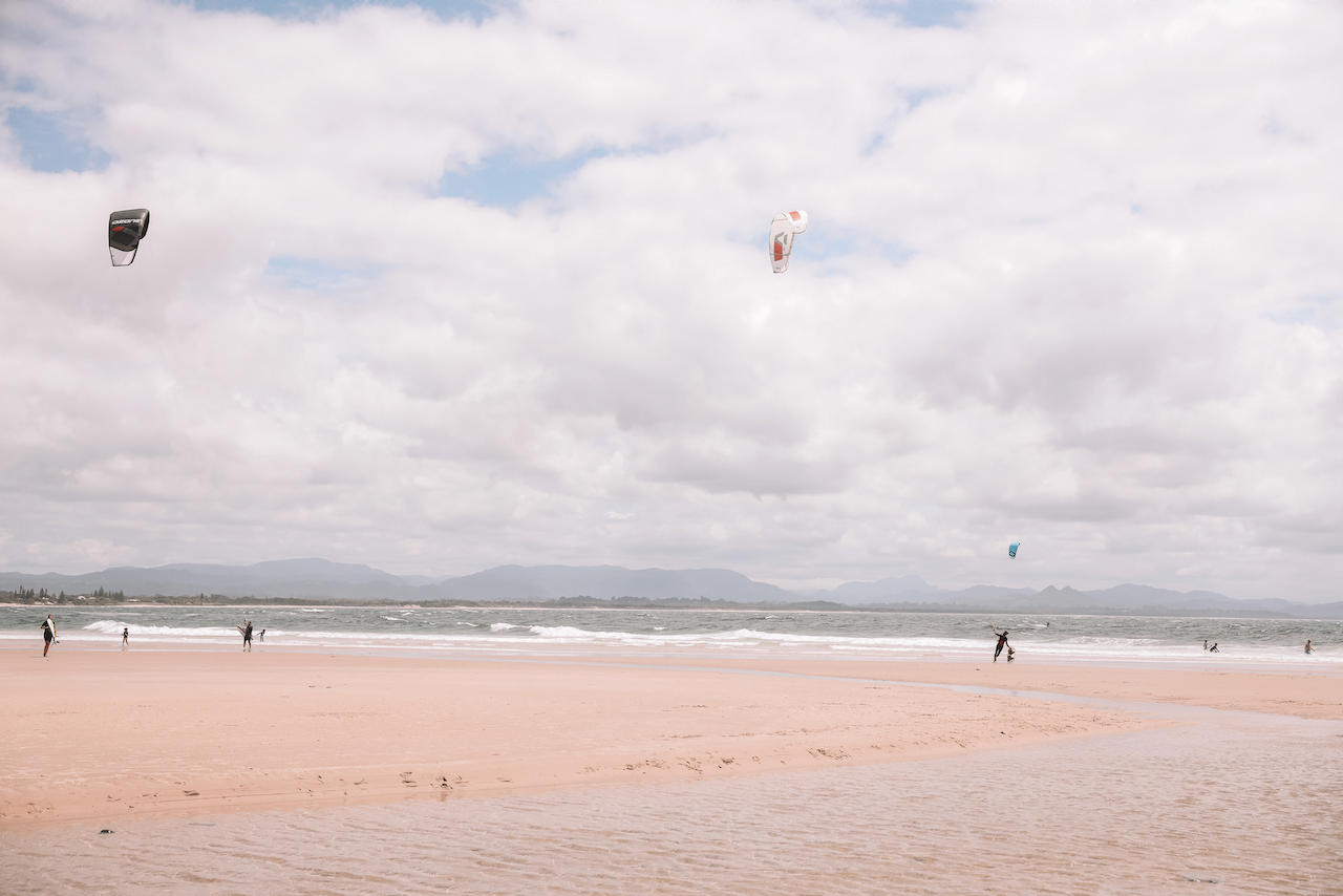 Des kitesurfeurs à Tallow Beach  - Byron Bay - New South Wales - Australie