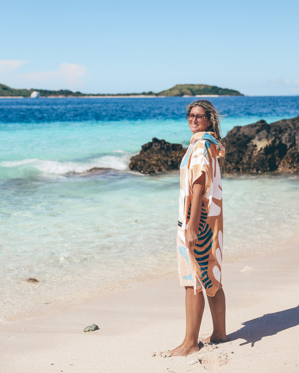Femme avec son poncho sur la plage de Modriki - Mamanucas - Îles Fidji