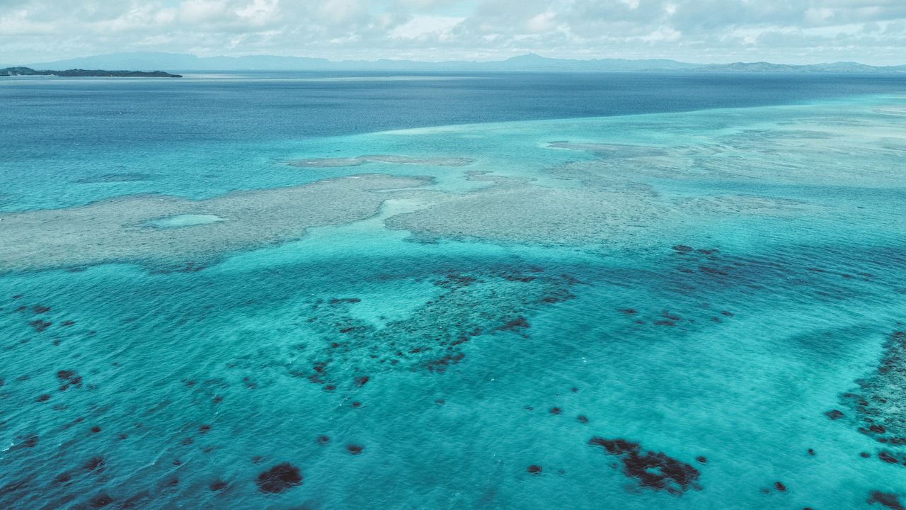 Le récif corallien bleu turquoise capturé par drone - Mamanucas - Îles Fidji