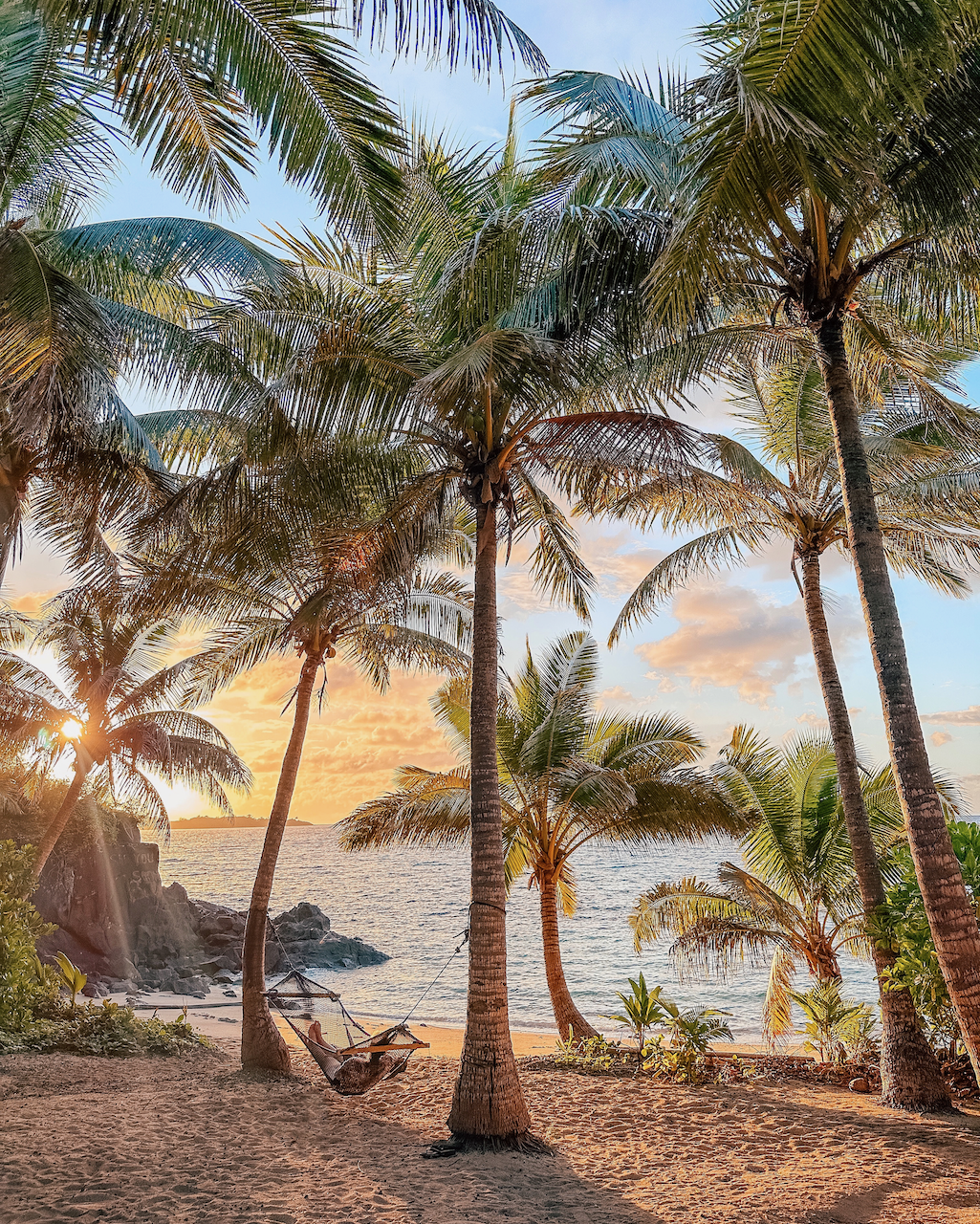 Lever de soleil dans un hamac au bord de la plage entre les palmiers - Barefoot Manta Resort - Île de Drawaqa - Îles Yasawa - Îles Fidji