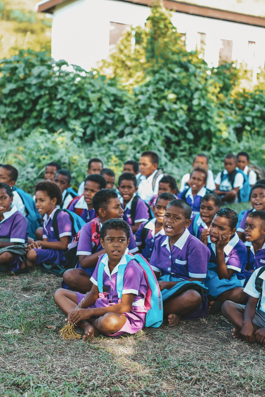 Enfants à la sortie d'école - Blue Lagoon Beach Resort - Île de Nacula - Îles Yasawa - Îles Fidji