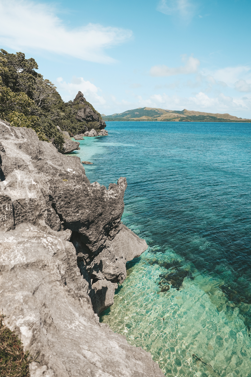 La côte de l'île ou de trouve la grotte - Blue Lagoon Beach Resort - Île de Nacula - Îles Yasawa - Îles Fidji