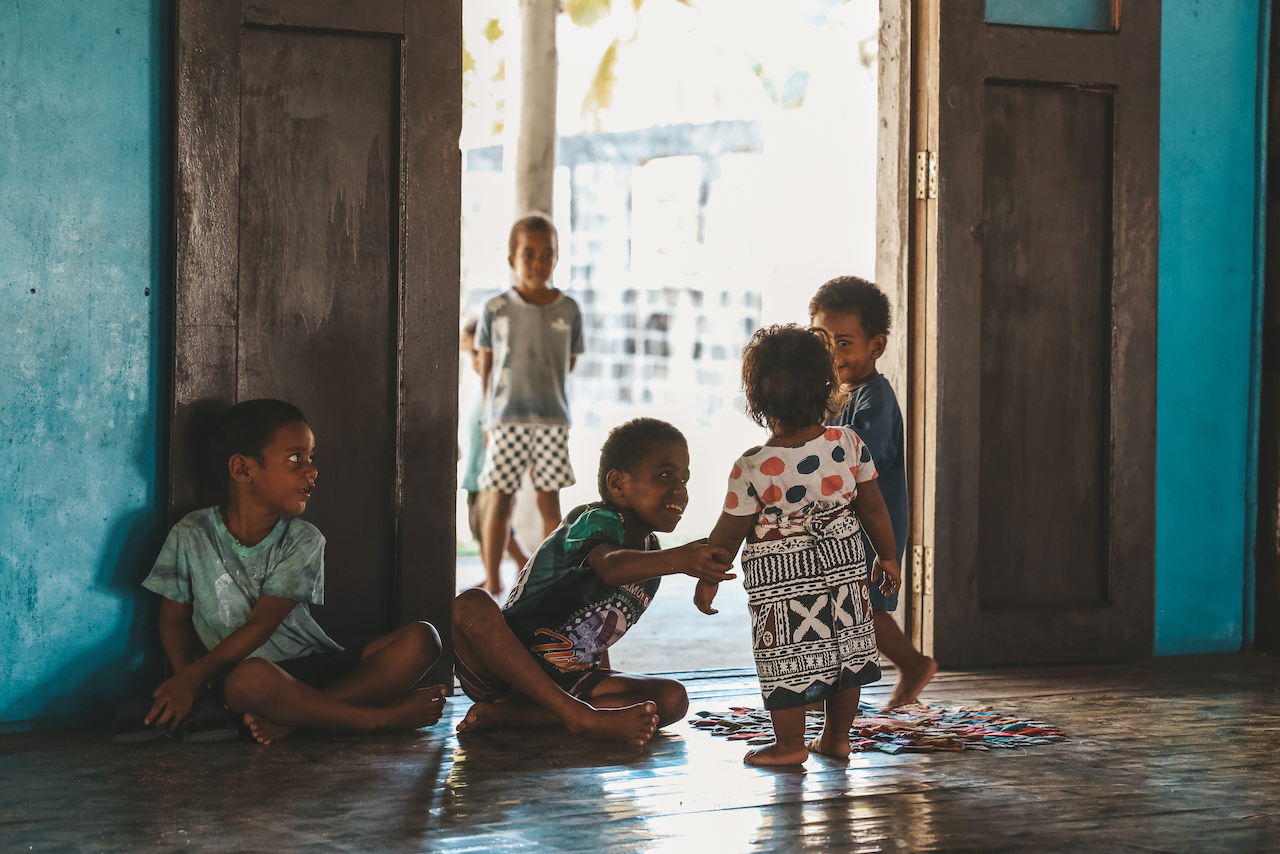 Des enfants du village qui jouent - Blue Lagoon Beach Resort - Île de Nacula - Îles Yasawa - Îles Fidji