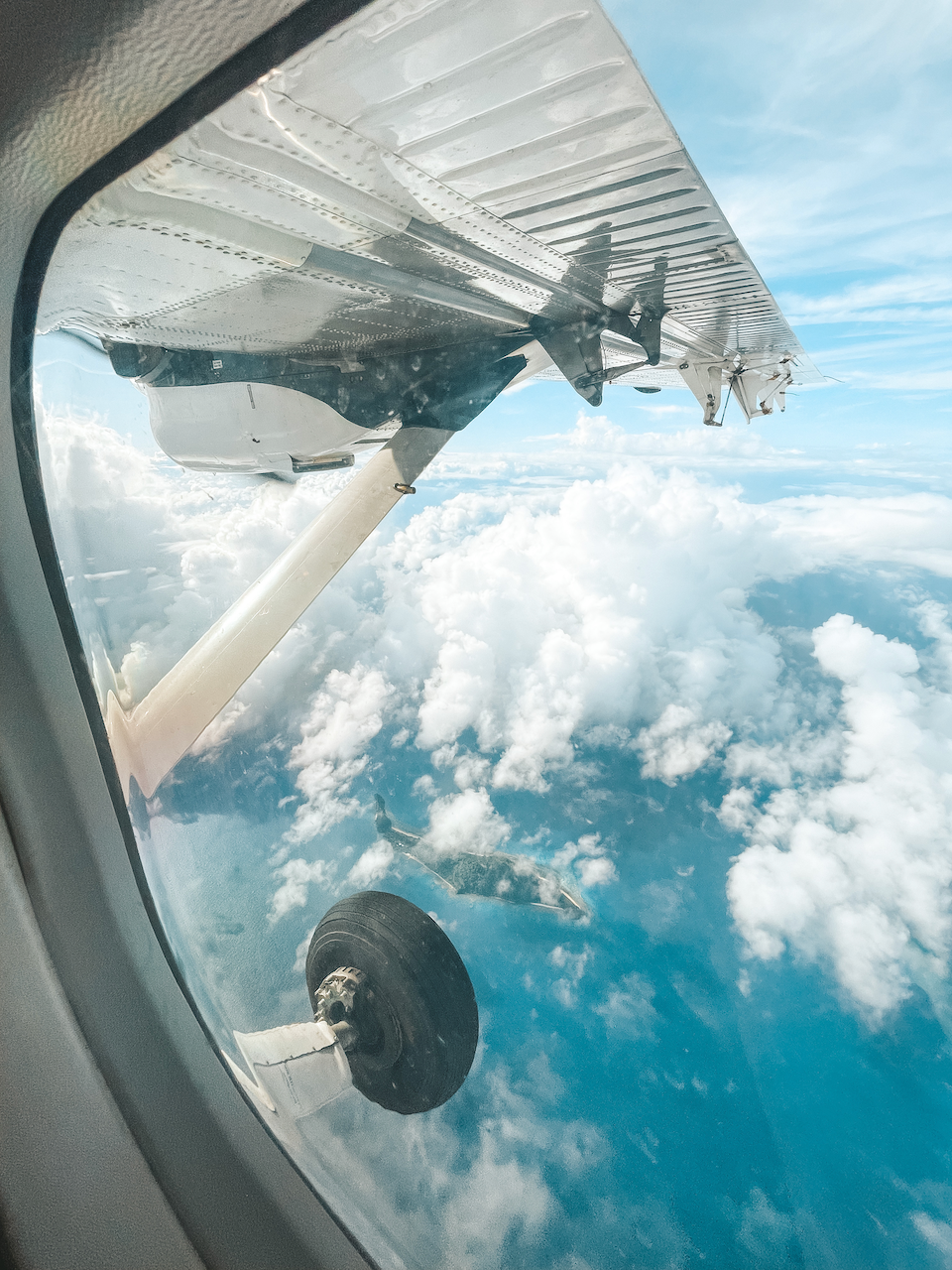 Les roues de l'avion à hélice vues du ciel - Île de Taveuni - Îles Fidji