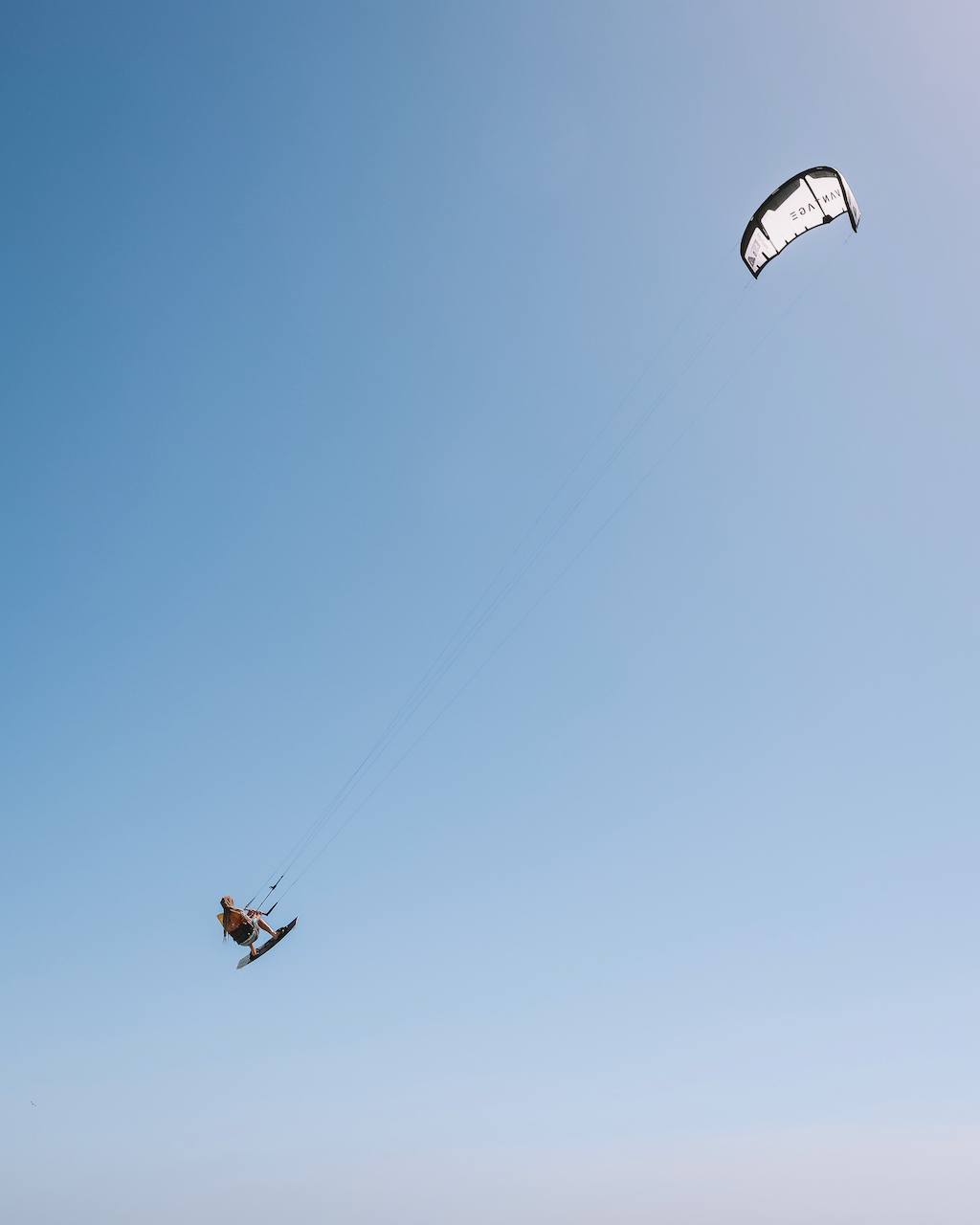 Un kitesurfer dans les airs à Hadicurari Beach - Aruba - Îles ABC - Caraïbes