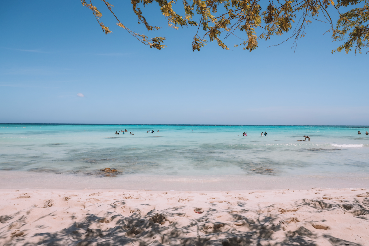 Les eaux turquoises de la plage d'Arashi - Aruba - Îles ABC - Caraïbes