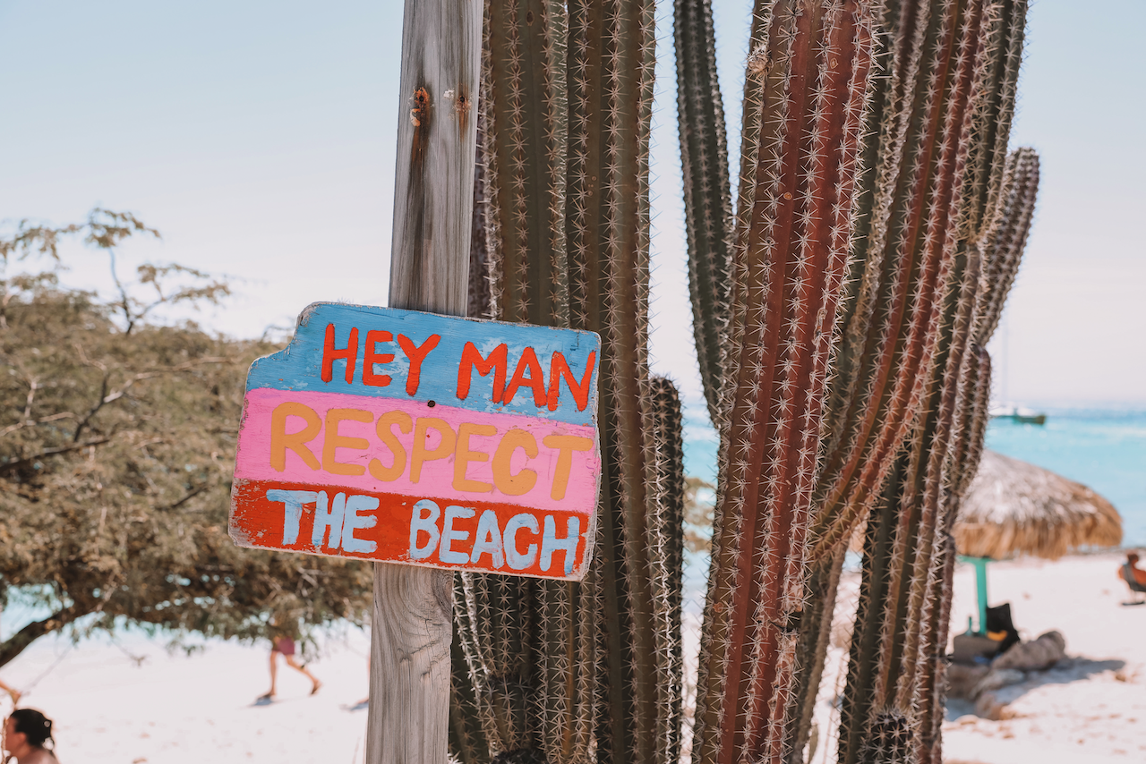 Panneau indiquant de respecter la plage à Malmok Beach - Aruba - Îles ABC - Caraïbes